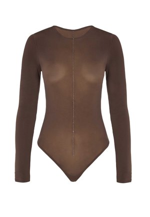 Body marron à manches longues en tissu transparent avec un col rond et une ligne centrale de petits strass sur le devant.
