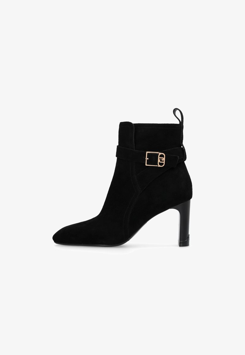 Botoșei de gleznă din suede negru, cu vârful ascuțit, toc sculptat și un curea ajustabilă cu detaliu de cataramă aurie.