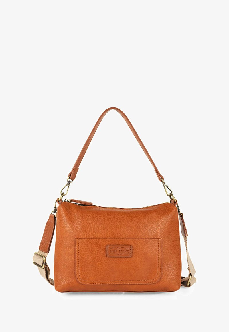 Bolso de hombro de cuero marrón claro con un acabado texturizado, cierre de cremallera y un bolsillo frontal. Presenta una correa de hombro desmontable y herrajes en tono dorado.