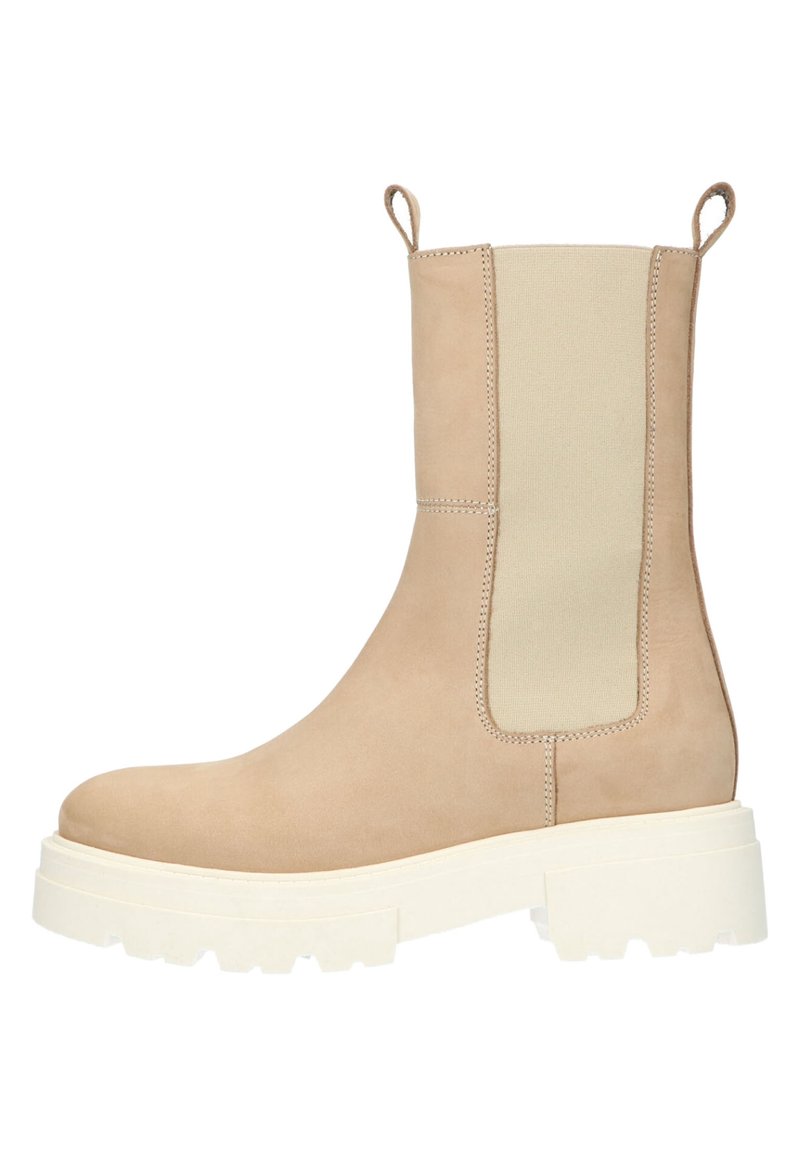 Botín de ante beige hasta el tobillo con paneles laterales elásticos, lengüetas de tirón y una suela de goma blanca gruesa. Presenta costuras mínimas y un diseño elegante.