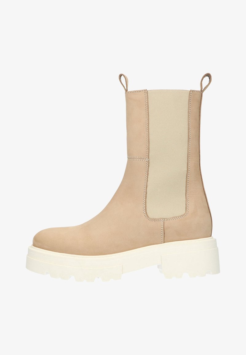 Botín de ante beige hasta el tobillo con paneles laterales elásticos, lengüetas de tirón y una suela de goma blanca gruesa. Presenta costuras mínimas y un diseño elegante.