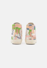 Vysoké tenisky v barevném patchworkovém designu s pastelovými tóny, vyrobené z plátna, s kulatou logem a strukturovanou gumovou podrážkou.