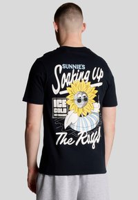 Sort bomulds t-shirt med et grafisk motiv på ryggen, der viser en sol-figur iført solbriller, omgivet af tekst og et vand-tema design.