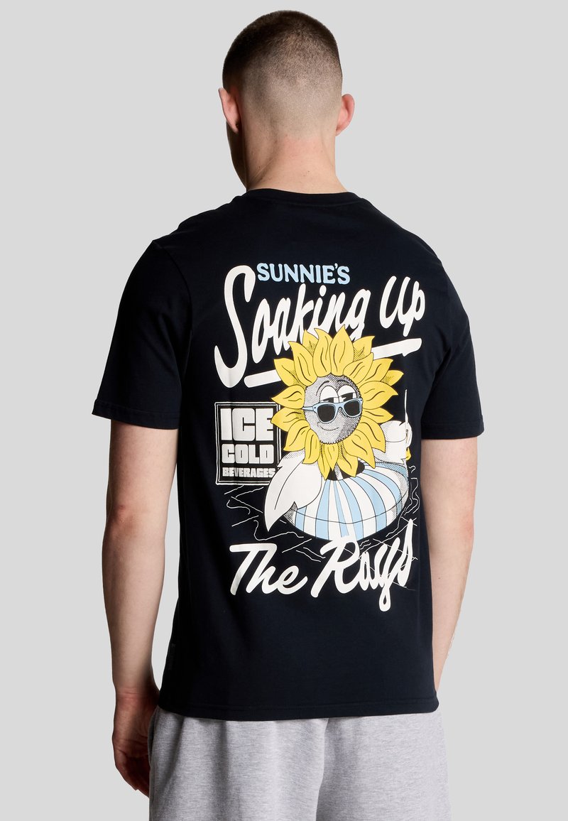 Sort bomulds t-shirt med et grafisk motiv på ryggen, der viser en sol-figur iført solbriller, omgivet af tekst og et vand-tema design.