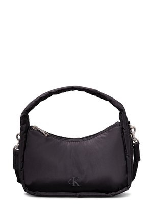 Sort Calvin Klein skuldertaske med polstret håndtag, lynlås og sølvfarvet hardware på hvid baggrund.