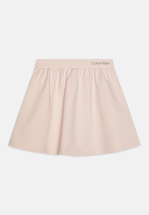 Világos rózsaszín szoknya puha anyagból, redőzött kialakítással. Egyszerű, rugalmas derékrésszel rendelkezik, amelyen a "Calvin Klein" logó látható.