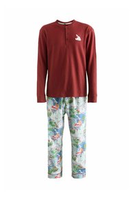 Sarkana ribota krekla ar garām piedurknēm, trīs pogām un baltu logo. Zila pidžamu bikses ar krāsainiem svētku rakstiem, kas attēlo kokus, sniegavīrus un varoņus.