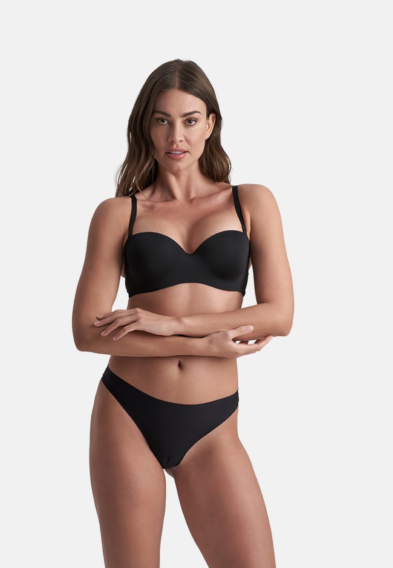 Set bikini nero con reggiseno a coppa morbida e spalline regolabili, accompagnato da perizoma a vita bassa. Tessuto liscio con design minimale.
