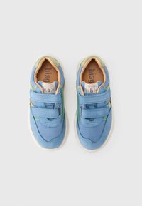 Μπλε αθλητικά παπούτσια με συνδυασμό σουέντ και συνθετικών υλικών, διαθέτουν ιμάντ ες με velcro, μπεζ επένδυση και πράσινες λεπτομέρειες στα πλευρά.