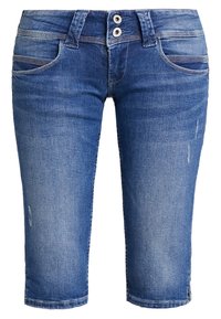 Pantaloni capri in denim di blu medio con texture liscia, cinque tasche e chiusura a due bottoni. Presentano un leggero effetto slavato e dettagli cuciti.