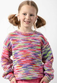 Wielokolorowy sweter z dzianiny z jasnoróżowymi, fioletowymi, zielonymi i czerwonymi wzorami. Ma okrągły dekolt oraz luźne, długie rękawy.