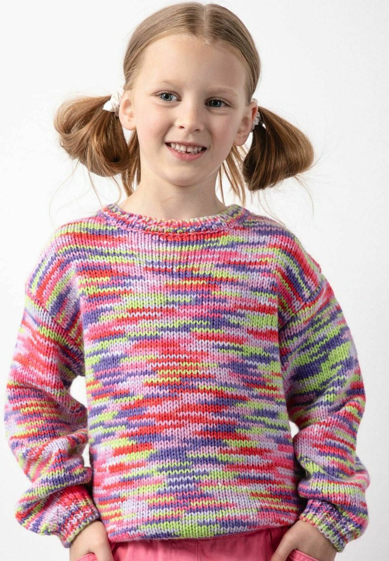 Wielokolorowy sweter z dzianiny z jasnoróżowymi, fioletowymi, zielonymi i czerwonymi wzorami. Ma okrągły dekolt oraz luźne, długie rękawy.