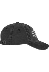 Fekete pamut sapka állítható pánttal. Ívelt napszemüveggel rendelkezik, az elején hímzett "STAY" felirattal. Texturált anyag, elhalványult akcentusokkal.