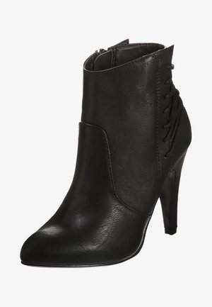 Bottines noires avec un bout pointu, en cuir synthétique brillant, talon haut et détail de lacets décoratif à l'arrière. Fermeture éclair sur le côté.