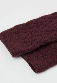 Burgunderfarbener, gestrickter Schal mit einem strukturierten Muster, aus weichem Material und leicht gerippten Kanten. Lang und rechteckig.