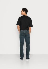 Wrangler TEXAS  - Calças de ganga de perna direita - dark duster