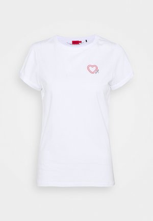 T-shirt blanc en coton avec un contour de cœur rouge et le mot "hugo" en broderie noire. Manches courtes roulées et col rond.