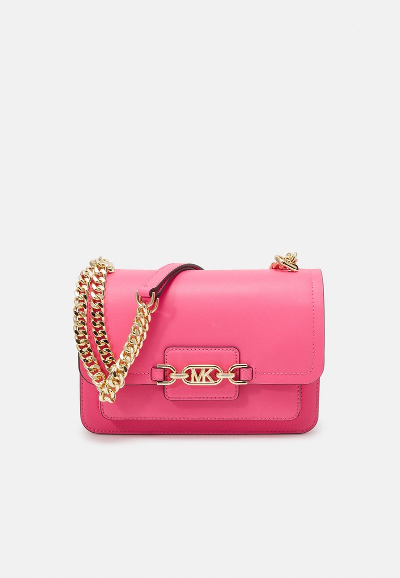 Sac bandoulière en cuir rose avec ferrures dorées, bandoulière chaîne, rabat avant et détail logo. Texture lisse et forme structurée.