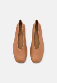 Braune Lederschuhe mit elegantem Design, spitzer Zehenform und offenen Seiten, die ein dezentes Stichdetail und eine markierte Innensohle aufweisen.