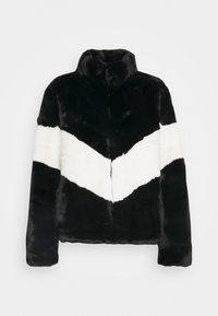 Faux fur jas in zwart en wit, met een chevronpatroon, hoge kraag en voorrits. Zachte textuur met een relaxte pasvorm.