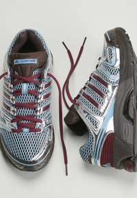 Ζευγάρι παπουτσιών για τρέξιμο Adidas adiSTAR με μπλε πλέγμα, ασημί λεπτομέρειες, μπορντό ρίγες και κορδόνια, εμφανίζεται από πάνω και από το πλάι.