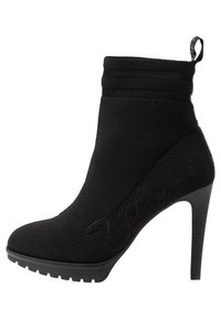 Stivale nero alla caviglia con una finitura morbida e testurizzata, alto tacco a stiletto, polsino elastico e delicate decorazioni ricamate sul lato.