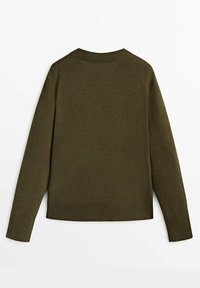 Olijfgroen trui met een ronde hals, geribde manchetten en zoom. Gladde textuur met een eenvoudig, klassiek ontwerp. Alleen de achterzijde.