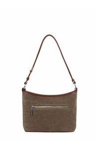 Borsa a spalla in suede marrone con un design curvo, caratterizzata da una finitura in pelle marrone liscia e una tasca con cerniera argentata sul davanti.