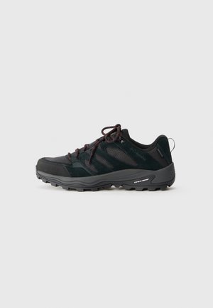 Chaussure de randonnée noire avec une tige en mesh et en daim, accents rouges sur les lacets, semelle rembourrée et semelle extérieure texturée pour une adhérence optimale.