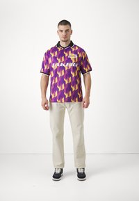 New Era NBA LOS ANGELES LAKERS FOOTBALL TEE - T-shirt imprimé - purple