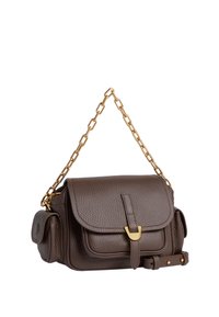 Borsa a spalla in pelle marrone con superficie texturizzata, tracolla in catena dorata, chiusura a patta, tasca frontale e cinghia laterale regolabile con accessori metallici.