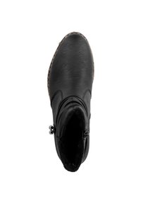 Bottine en cuir noir avec bout rond, surface texturée et fermeture éclair sur le côté. Comprend une doublure douce et un matériel décoratif subtil.