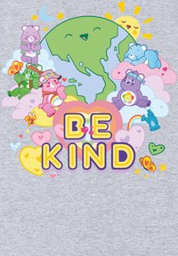 Grafisk design med tecknade björnar runt en leende jord, med texten "VAR SNÄLL" i livliga färger, omgiven av hjärtan och stjärnor.