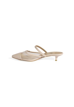 Beige slingback pump met een spitse neus, gaasdetail over de bovenkant en een lage kittenheel. Gladde leren materiaal met minimale accenten.