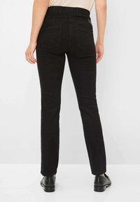 Zwarte denim jeans met een recht model, een middelhoge taille en twee achterzakken. De stof lijkt zacht met een gladde textuur.