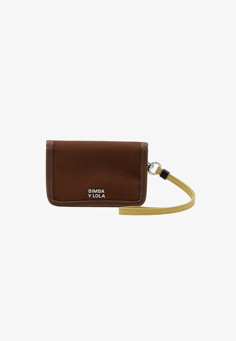 Cartera rectangular marrón con bordes cosidos, una correa de muñeca amarilla unida por un anillo de plata y "BIMBA Y LOLA" impreso en el frente.
