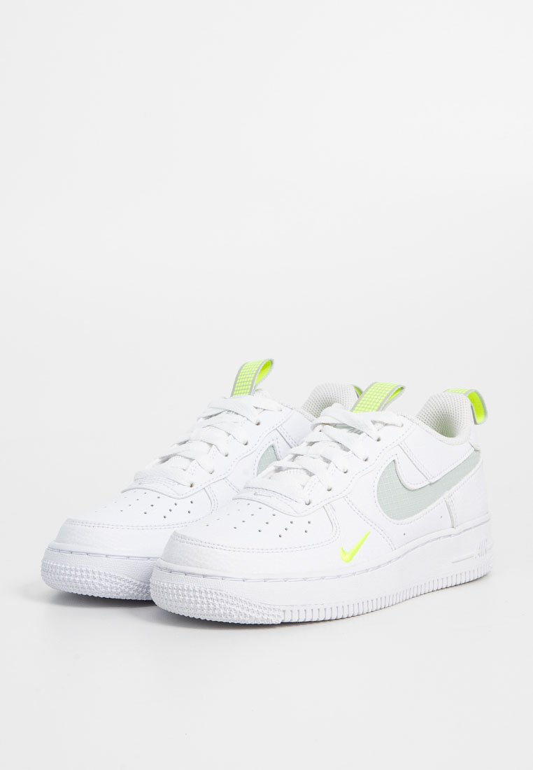 Sneaker blanc avec des accents gris et des détails vert fluo. Dispose d'un bout perforé, d'un design à lacets et d'une semelle en caoutchouc texturé.