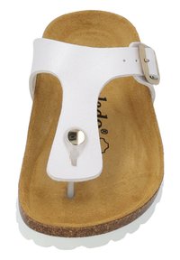 Weiße Flip-Flop-Sandale mit einem breiten Riemen, goldfarbenem Schnallenverschluss und einem korkähnlichen Fußbett mit strukturiertem, tan-farbenem Oberflächenmaterial. Leichte Sohle.