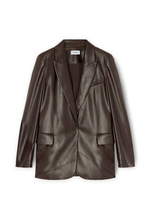 Blazer en cuir marron avec revers, fermeture à un bouton, deux poches avant et une texture lisse et brillante.