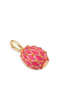 Pendentif en ton doré en forme d'œuf, présentant une surface en émail rose ornée d'un motif de pierres orange et d'un cadre doré texturé.
