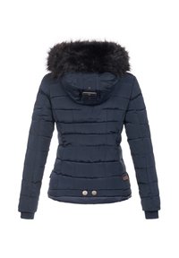 Chaqueta acolchada azul marino con capucha forrada de piel, costuras laterales, hebilla ajustable en la capucha y dos botones plateados en la parte baja de la espalda.