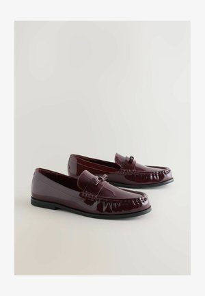 Loaferi din piele lăcuită burgundă cu un finisaj neted, prezentând o broderie decorativă și un detaliu mic sub formă de fundă pe vamp. Talpă din cauciuc negru.