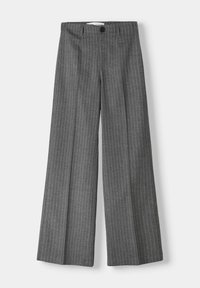 Grijze wijdvallende broek van stof met verticale streepjes. Voorzien van een knoopsluiting aan de voorkant en twee zijzakken. Glad textuur.