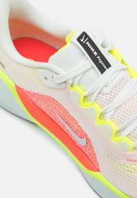 Nike Performance Zapatillas running asfalto - white