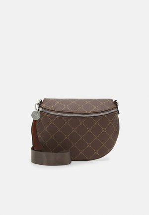 Sac bandoulière marron avec motif losange, fermeture éclair argentée, pendentif logo rond en métal et large sangle en tissu réglable.