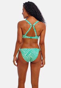 Groen en wit gestreept bikini-set met een kruisrugdesign, een uitsnijding en verstelbare strikjes. Zachte textuur en pasvorm.