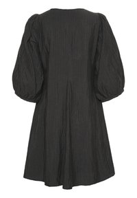 Abito nero con strisce testurizzate, maniche a sbuffo e una vestibilità ampia. Collo rotondo e orlo fino al ginocchio. Design minimalista senza decorazioni.