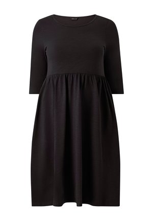 Sort kjole i blødt stof, med trekvartærmer, rund halsudskæring og en samlet talje for en løs pasform.