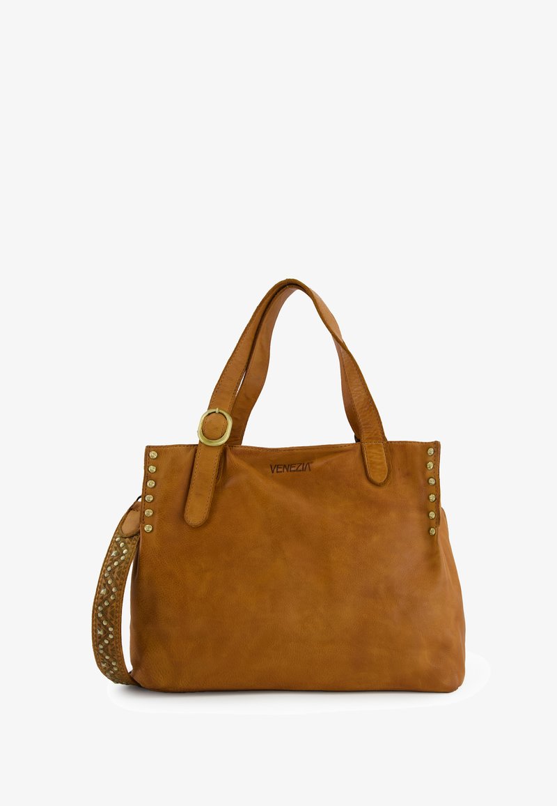 Hellbraune Ledertasche mit zwei oberen Griffen und einem abnehmbaren Schultergurt. Ausgestattet mit goldfarbenen Beschlägen und dekorativen Nieten entlang einer Seite.