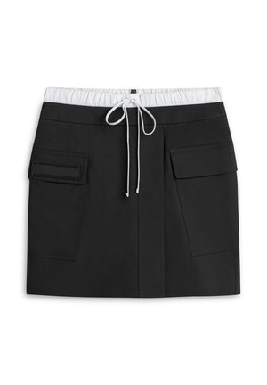 Jupe noire avec une taille élastique et un cordon de serrage, dotée de deux poches latérales et d'une coupe droite. Texture lisse, style décontracté.